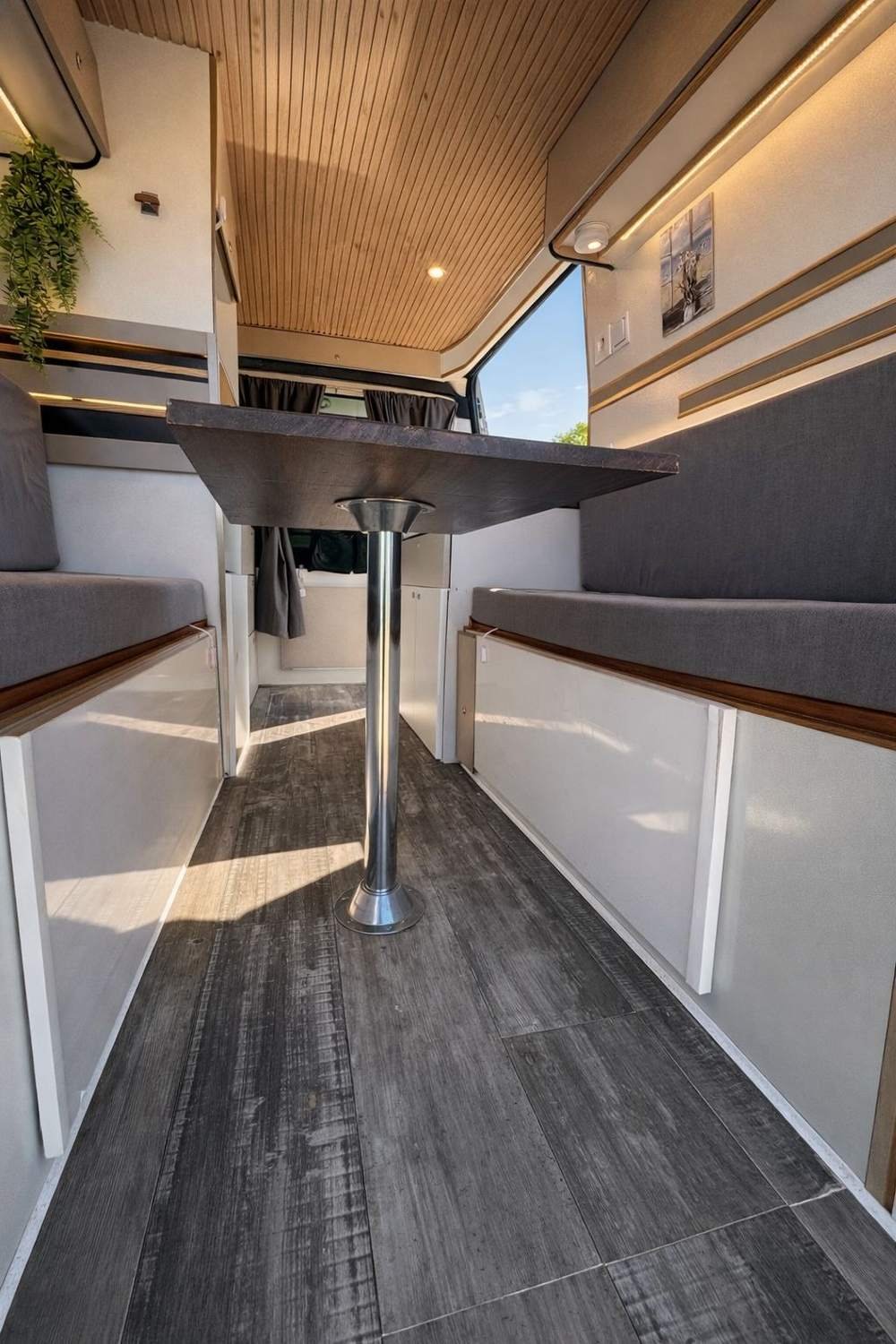 Interior de la camper visto desde la puerta lateral