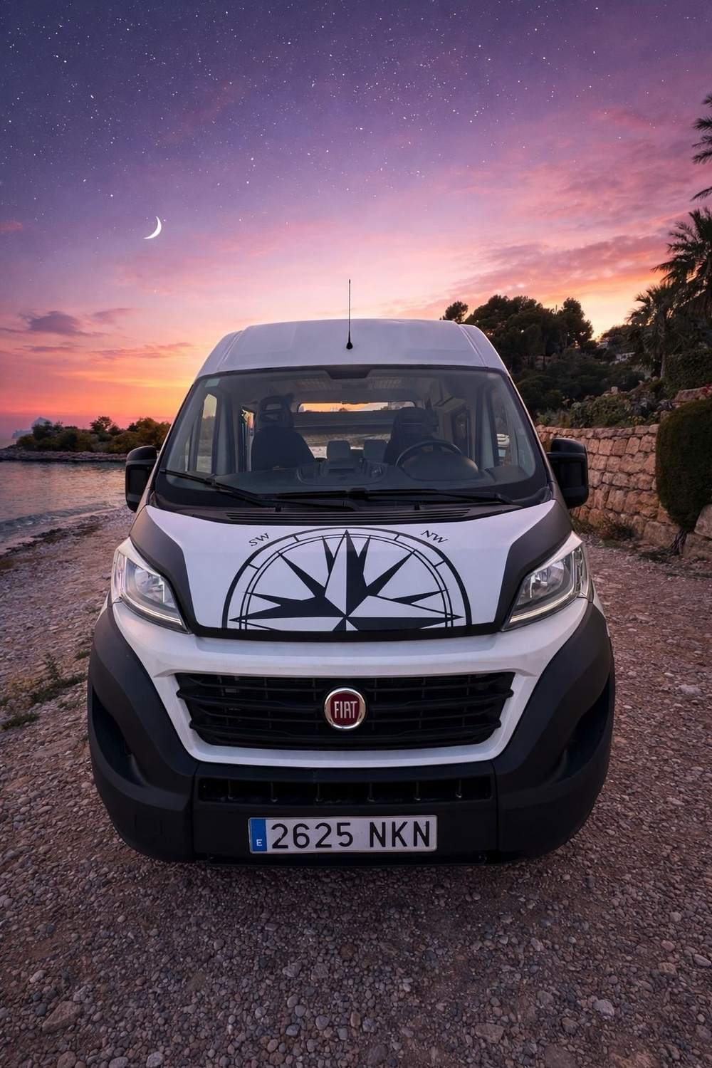 Fiat Ducato camper de Domo Vans al atardecer