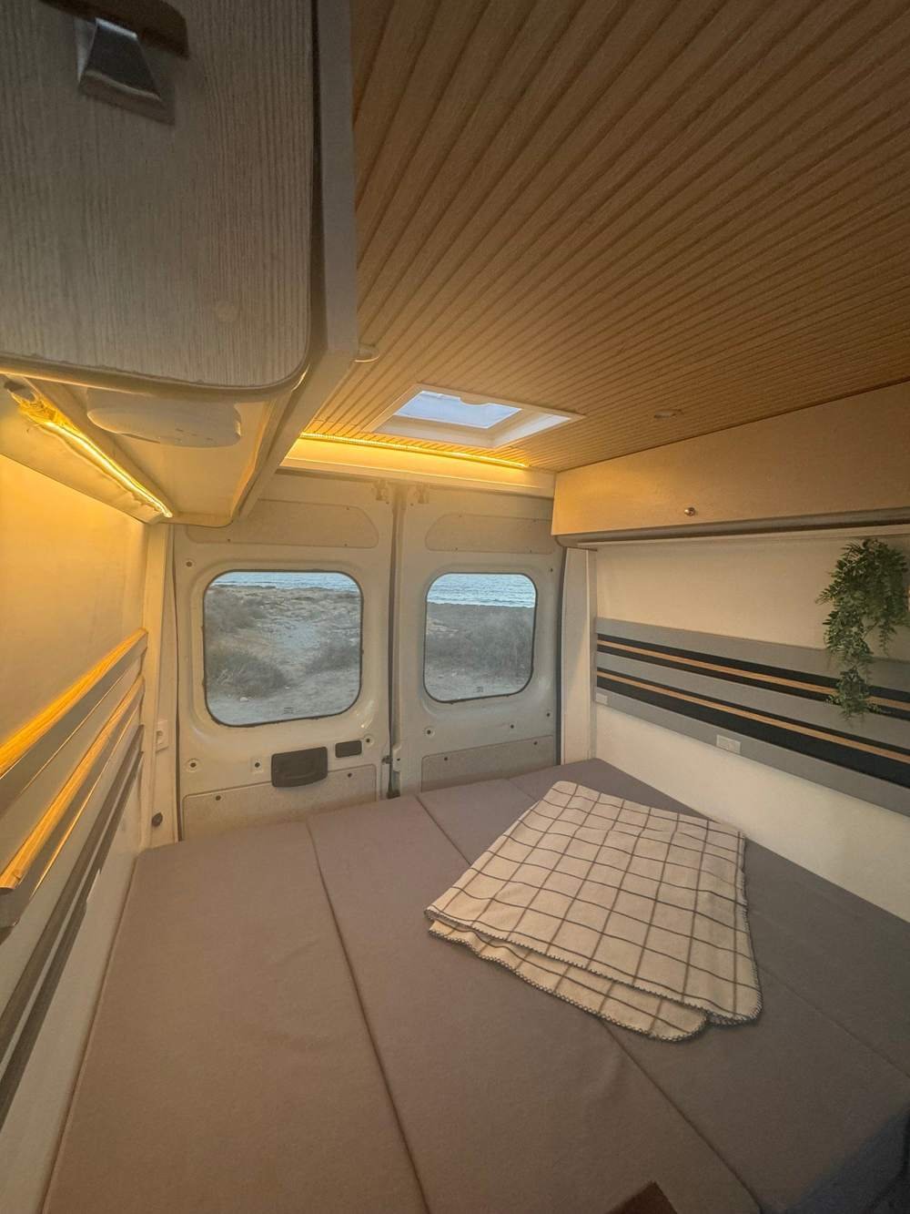 Cama de la camper con ventanas
