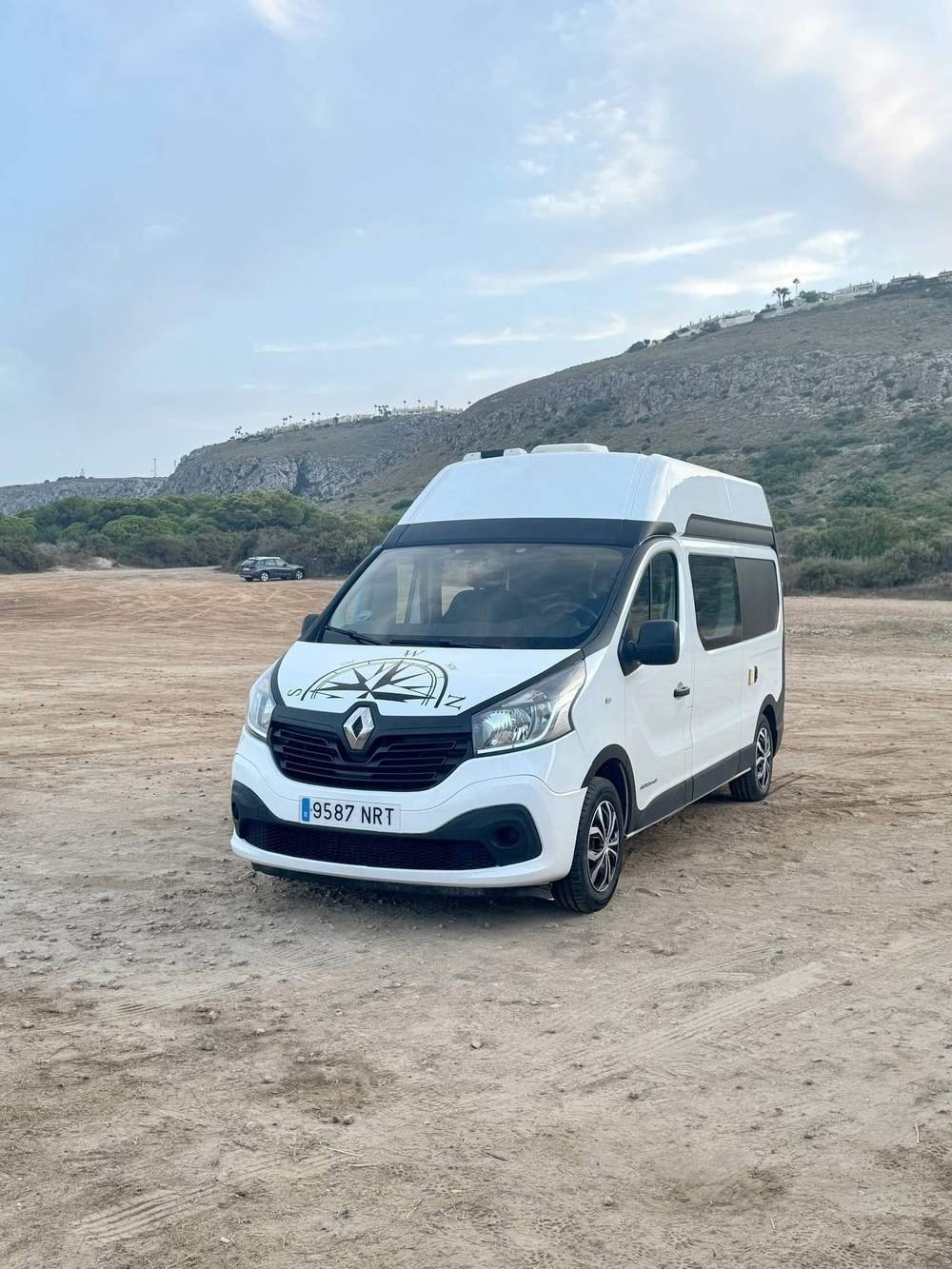 Renault Trafic camper blanca de Domo Vans en la playa