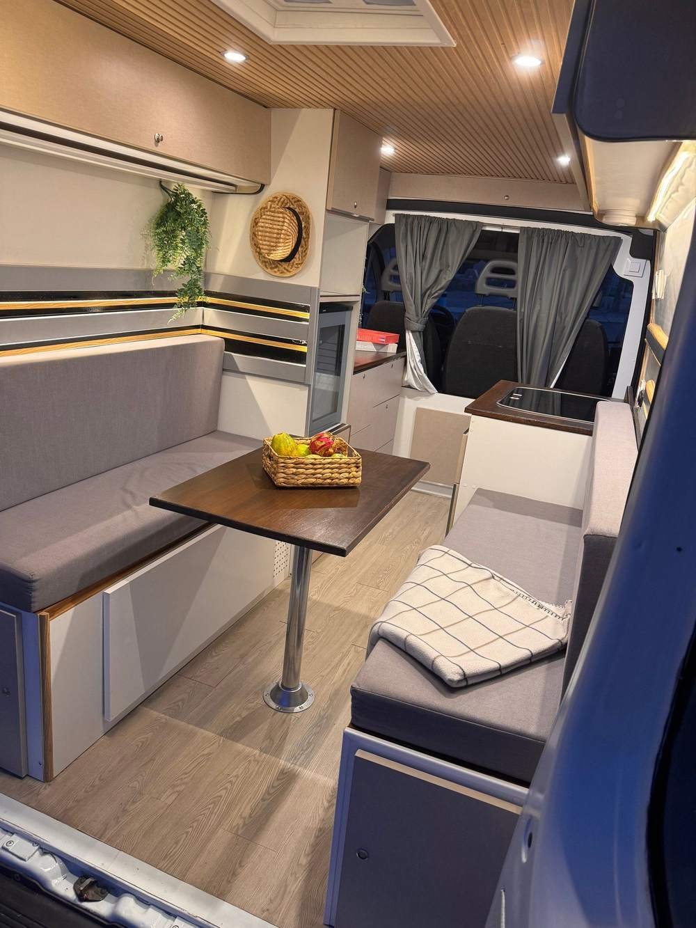 Mesa y asientos del interior de la camper
